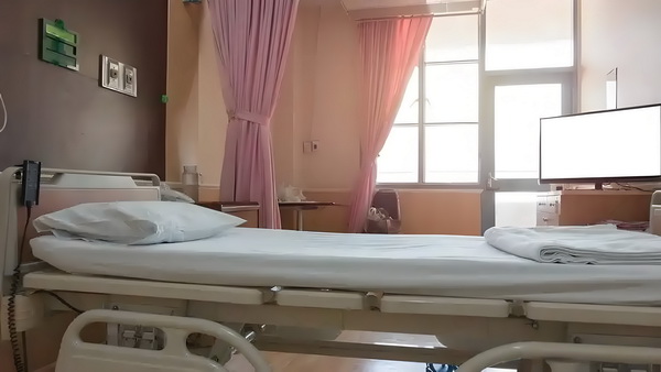 汪小菲带儿女到内蒙古，玥儿骑马他牵马